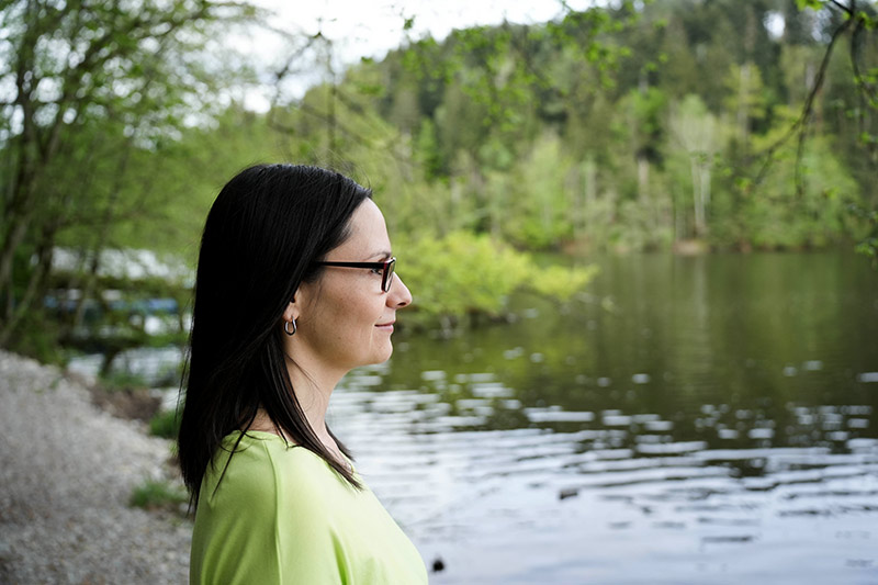 Jana an einem Fluss